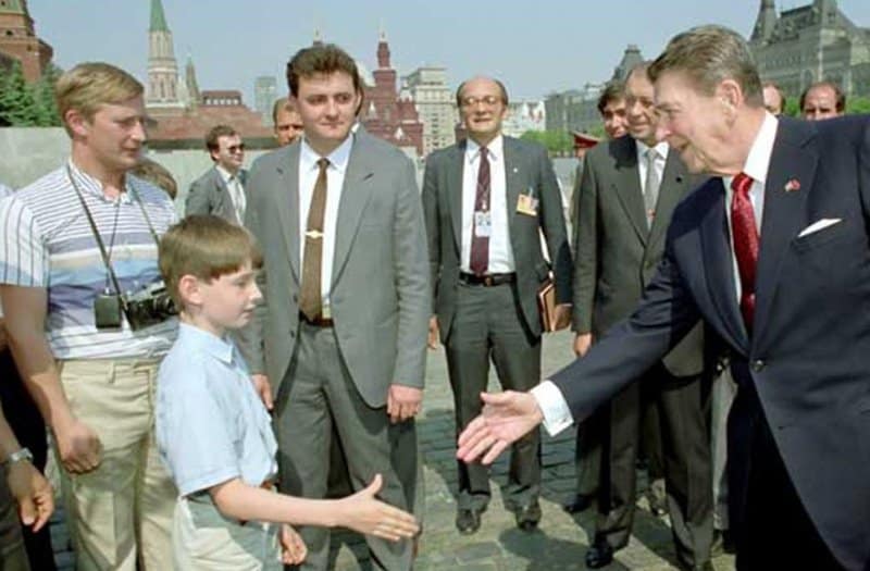   Pertemuan Ronald Reagan dan Vladimir Putin, Foto Peter Souza
[Image 